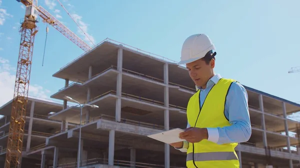 Professionelle Bauarbeiter Stehen Vor Der Baustelle Polier Mit Stahlhelm Und — Stockfoto