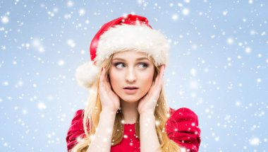 Noel Baba şapkalı genç, güzel ve güzel bir kızın portresi. Yeni yıl ve Noel konsepti.