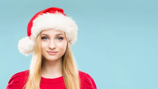 サンタの帽子の若い 美しくきれいな女の子の肖像画 新年とクリスマスのコンセプト ロイヤリティフリーのストック写真
