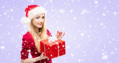 Noel Baba şapkalı genç, güzel ve güzel bir kızın portresi. Yeni yıl ve Noel konsepti.