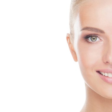 Beyaz tenli, güzel, taze, sağlıklı ve şehvetli bir kızın portresi. Güzellik konsepti.