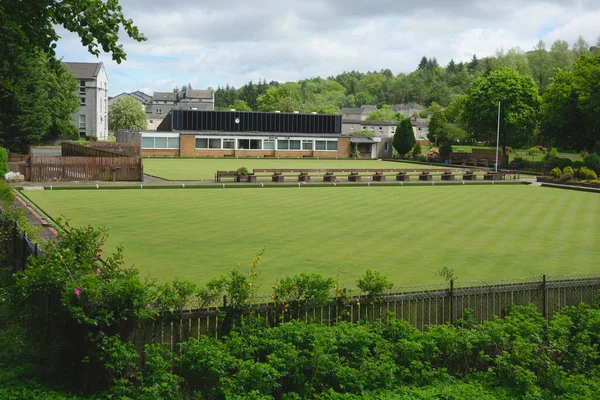 カンバーナウドボーリングクラブ カンバーナウド村 ノース ラナークシャー州 スコットランド 2つの緑を示すボーリンググリーンの景色 高品質の写真 — ストック写真