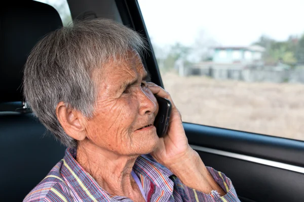 Mulher sênior usando telefone celular — Fotografia de Stock