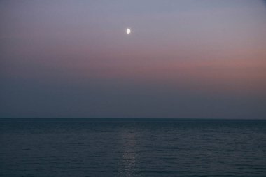 Sihirli ay ışığı denizlerde