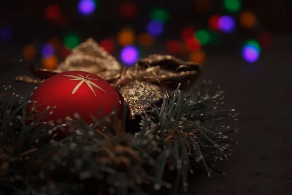 Vánoční uspořádání s červenou kouli — Stock fotografie