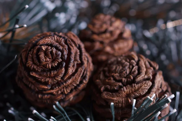 Arranjo de Natal com cones sequoia — Fotografia de Stock