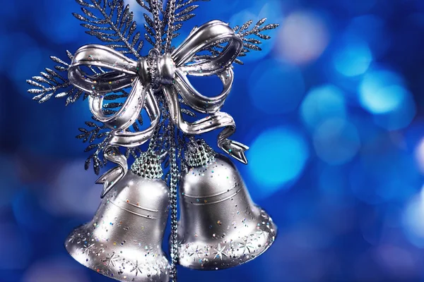 Weihnachtsdekoration mit silbernen Glocken — Stockfoto