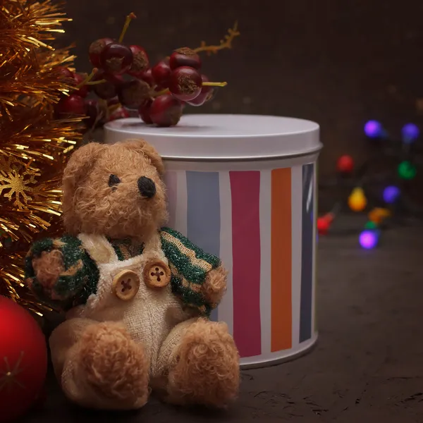 Arranjo de Natal com um urso de pelúcia e presentes — Fotografia de Stock