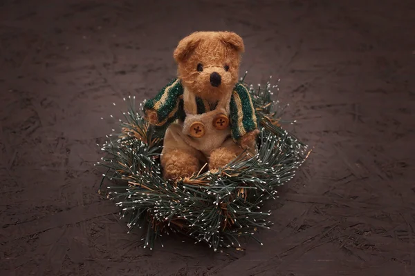 Arreglo de Navidad con un oso de peluche — Foto de Stock