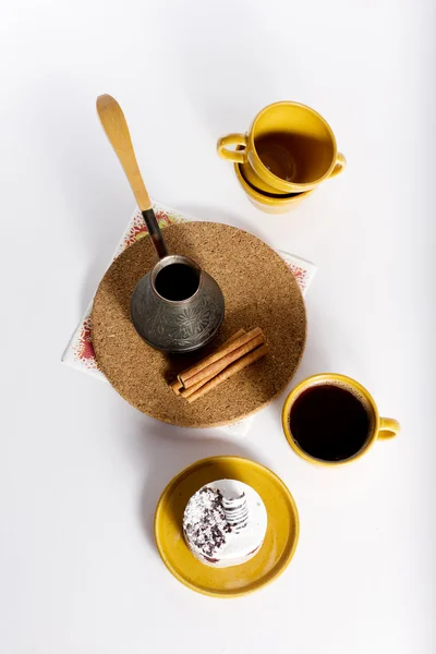 Hidangan penutup lezat di piring bundar dengan secangkir kopi — Stok Foto