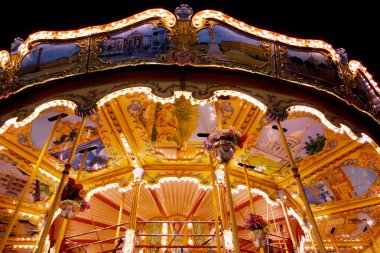 Geceleri ışıklı carousel