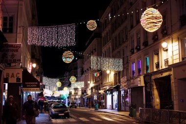 Paris'te sokak görünümü ile (Ocak 2012 yılbaşı aydınlatma)