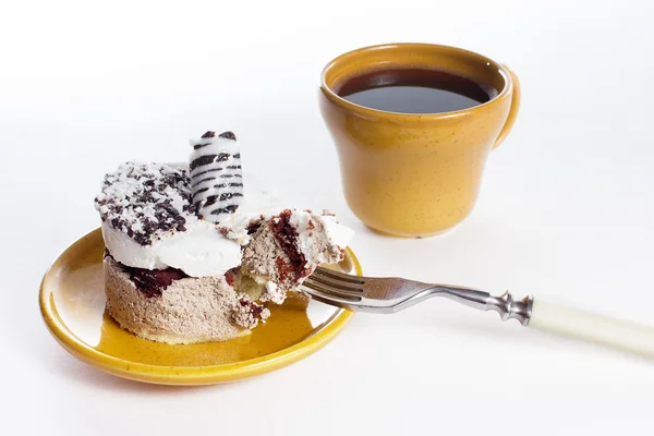 Desert gustos pe farfuria rotundă cu o ceașcă de cafea — Fotografie, imagine de stoc