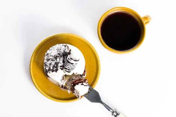 Sabroso postre en el plato redondo con taza de café —  Fotos de Stock