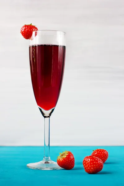 Strawberry wine or juice with berries — Stock Photo, Image