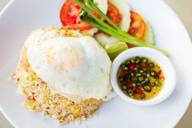 Tayland kızarmış pilav ile yumurta (Khao phat)