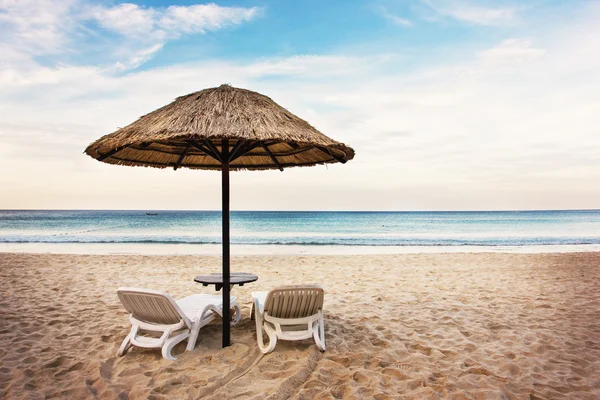 Paisaje marino con dos chaise longues — Foto de Stock