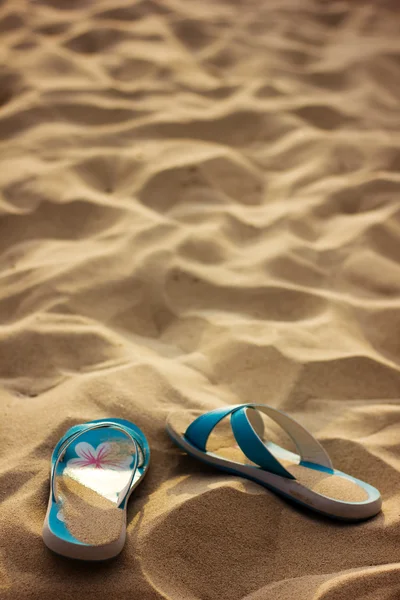 Sandály v písku — Stock fotografie