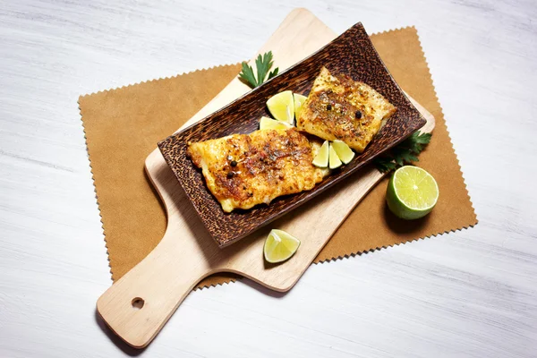 Stekt vit fisk, serveras med lime — Stockfoto