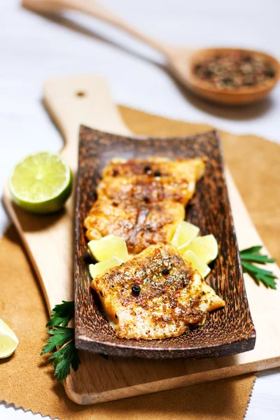 Fried white fish, served with lime and parsley — Stock Photo, Image