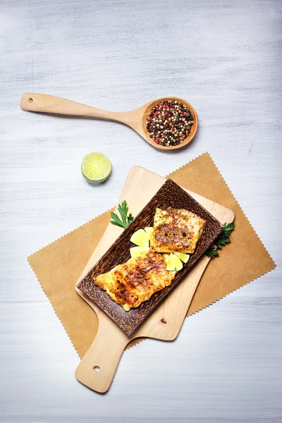 Fried white fish, served with lime — Stock Photo, Image