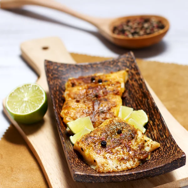 Fried white fish, served with lime — Stock Photo, Image