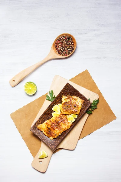 Fried white fish, served with lime — Stock Photo, Image