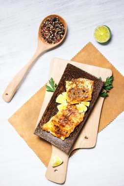Kızarmış beyaz balık, limon ile servis