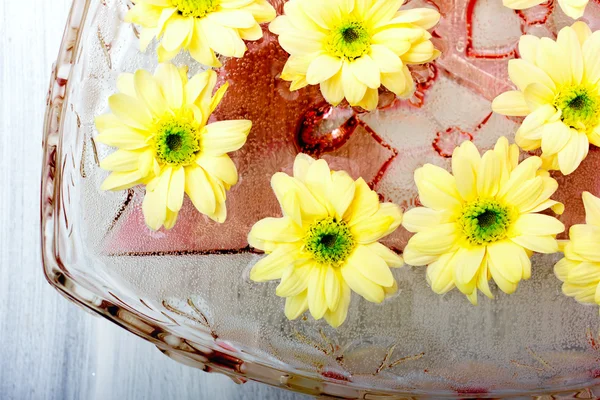 Flores amarelas na água, fundo spa — Fotografia de Stock