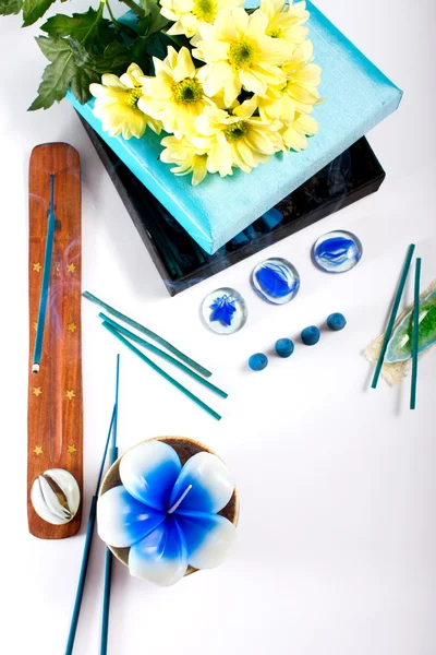 Set de aromaterapia con vela de flores e incienso — Foto de Stock