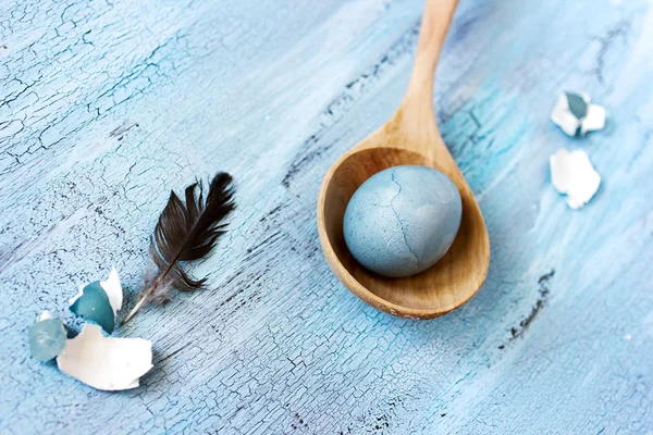 Paskalya natürmort mavi yumurta ve tüy — Stok fotoğraf