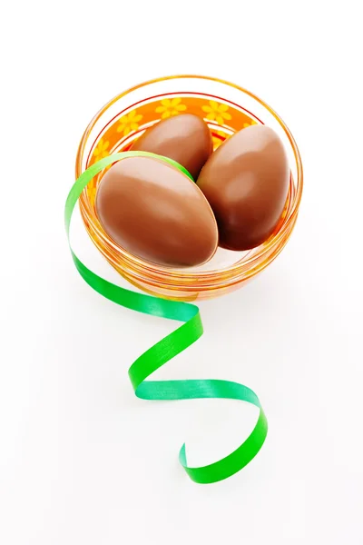 Tres huevos de chocolate con cinta verde — Foto de Stock