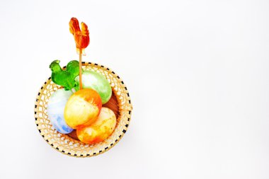 parlak Paskalya yumurtaları ve horoz lolipop