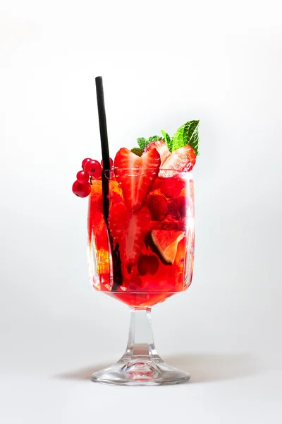Красный освежающий коктейль с ягодами, лаймом и мятным гарниром — стоковое фото