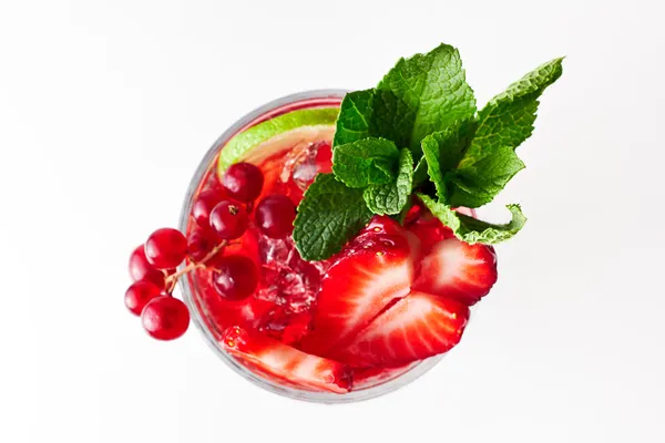Здоровый красный ягодный коктейль с мятным гарниром. На белом бэкграунде — стоковое фото