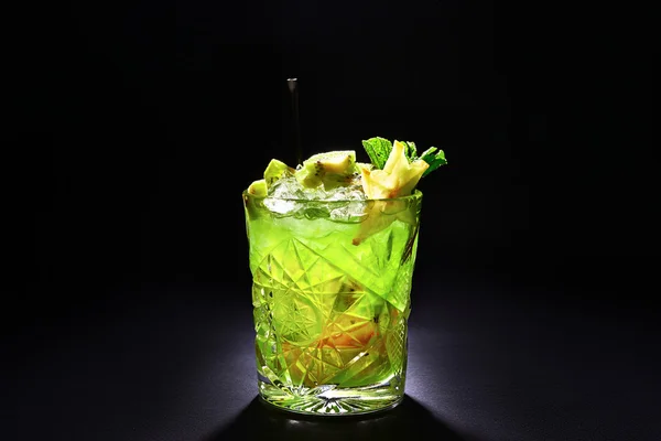 Зеленый коктейль, как мохито на темном фоне — стоковое фото