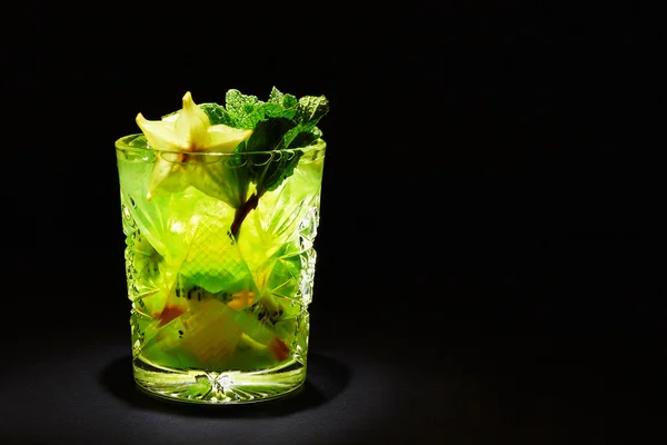 Зеленый коктейль, как мохито на темном фоне — стоковое фото