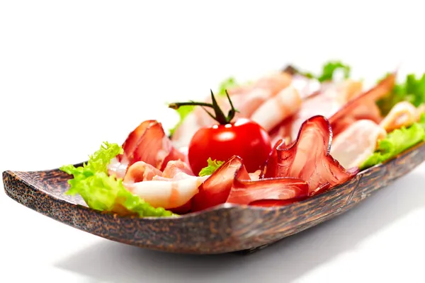 Bacon ränder serveras med gröna och tomat. isolerad på vita b — Stockfoto
