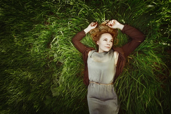 美丽的年轻女子躺在草地上。复古的颜色。夏天, — 图库照片