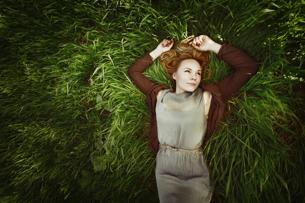 Bella giovane donna sdraiata sull'erba. Colori retrò. Estate , — Foto Stock