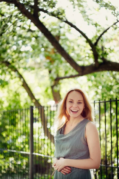Vakker, lo ung kvinne i parken. Sommer, vind. Freedo – stockfoto