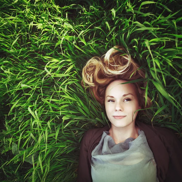 Schöne junge meditative Frau im Gras. instagram retro e — Stockfoto