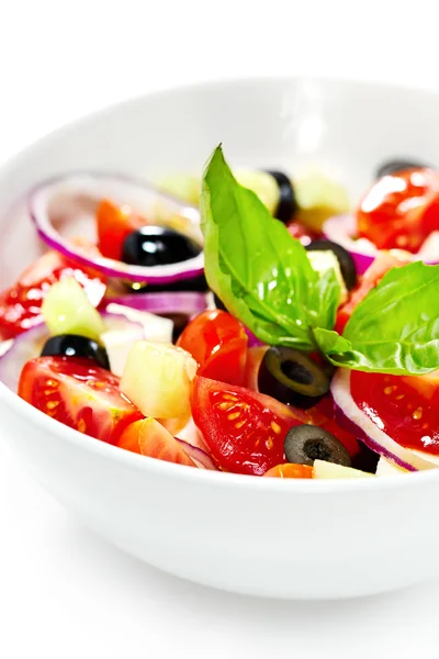 Ljus grekisk sallad med färska grönsaker, garnerad med basilika. Jag — Stockfoto