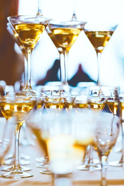 Kutlama. Şampanya bardağı kavramı resmi. — Stok fotoğraf