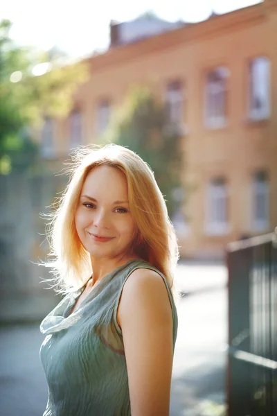 Portrait de mode de belle jeune femme dans la ville — Photo