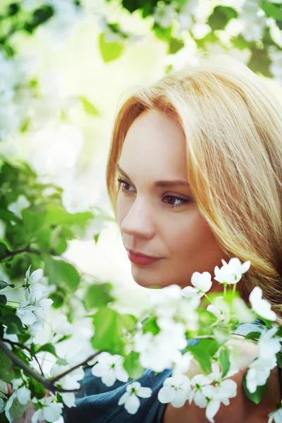 Portrét krásné mladé ženy v květech — Stock fotografie