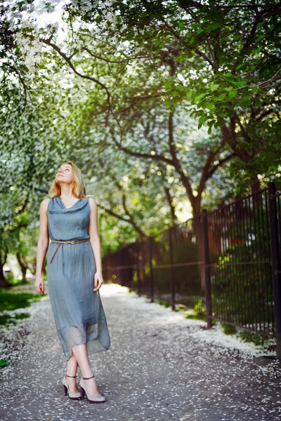 Menina bonita andando no parque — Fotografia de Stock