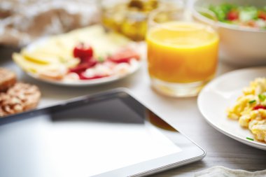 taze kahvaltı. Tablet, siyah ekran, seçici foc