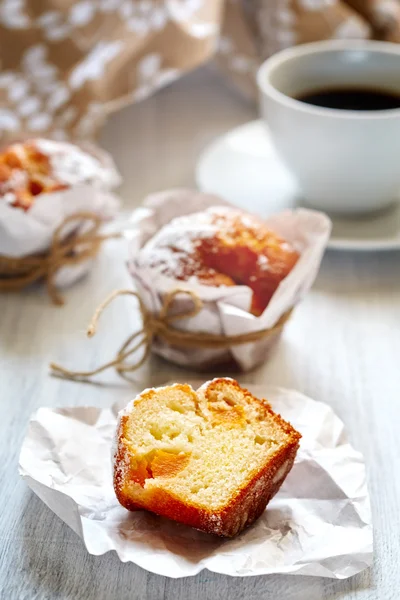 Kahvaltı için çörek ve kahve ile yakın