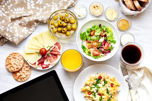 Frisches kontinentales Frühstück. Gesunde Ernährung. Tablet, schwarzer Bildschirm. — Stockfoto